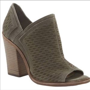 Vince Camuto Karini peep toe ankle bootie EUC 10